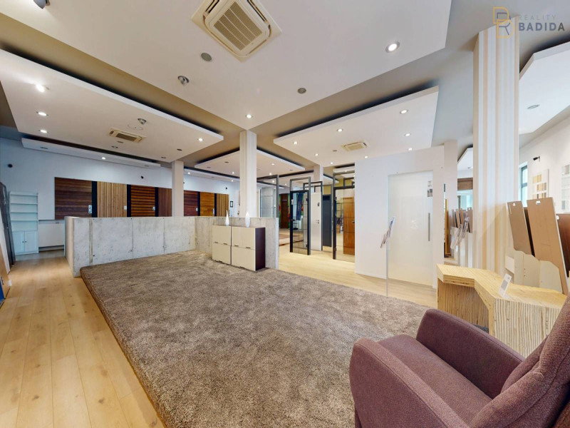 SHOWROOM - POSCHODIE
