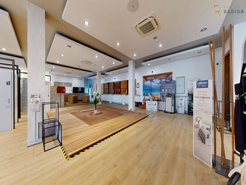 SHOWROOM - POSCHODIE