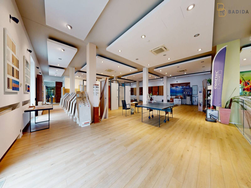 SHOWROOM - POSCHODIE