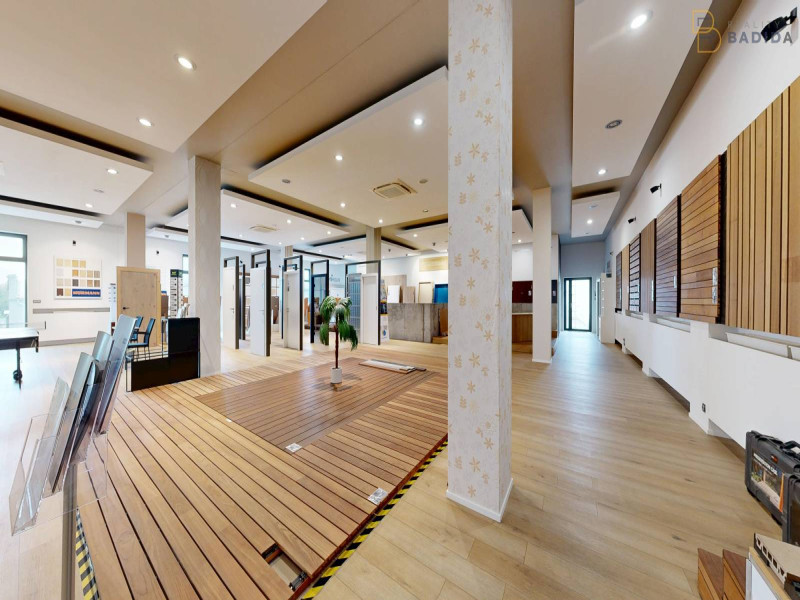 SHOWROOM - POSCHODIE