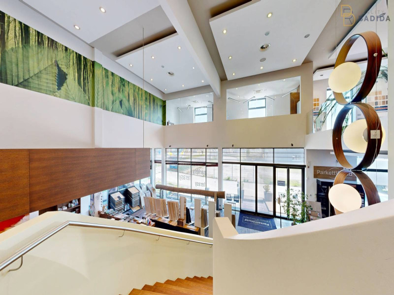 SHOWROOM - POSCHODIE