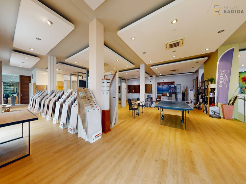 SHOWROOM - POSCHODIE