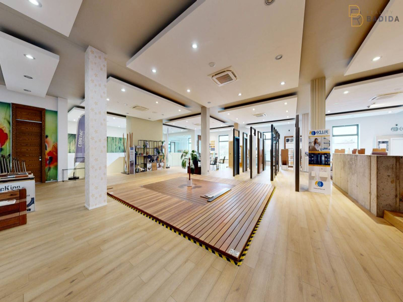 SHOWROOM - POSCHODIE
