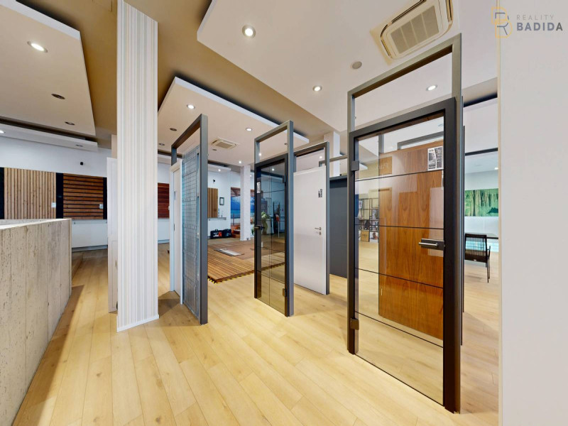 SHOWROOM - POSCHODIE