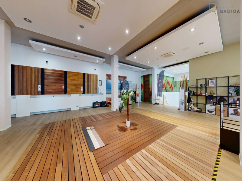 SHOWROOM - POSCHODIE