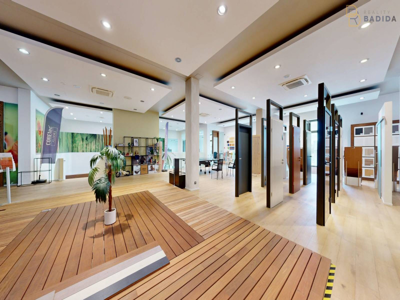 SHOWROOM - POSCHODIE