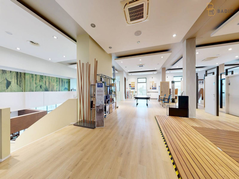 SHOWROOM - POSCHODIE