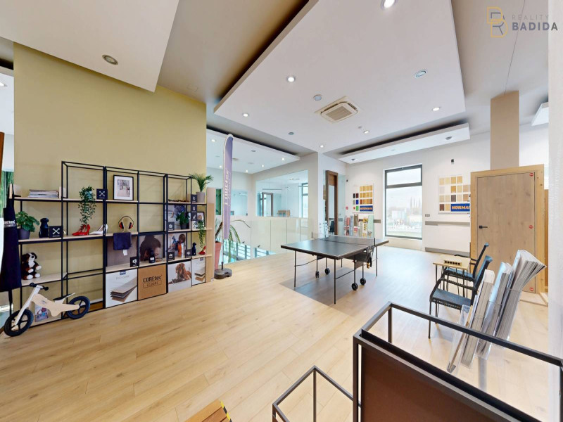 SHOWROOM - POSCHODIE