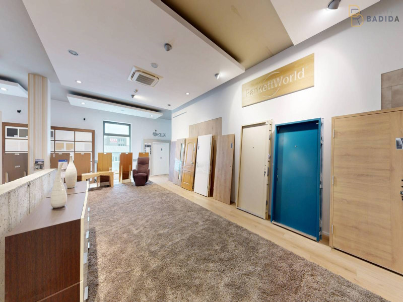 SHOWROOM - POSCHODIE