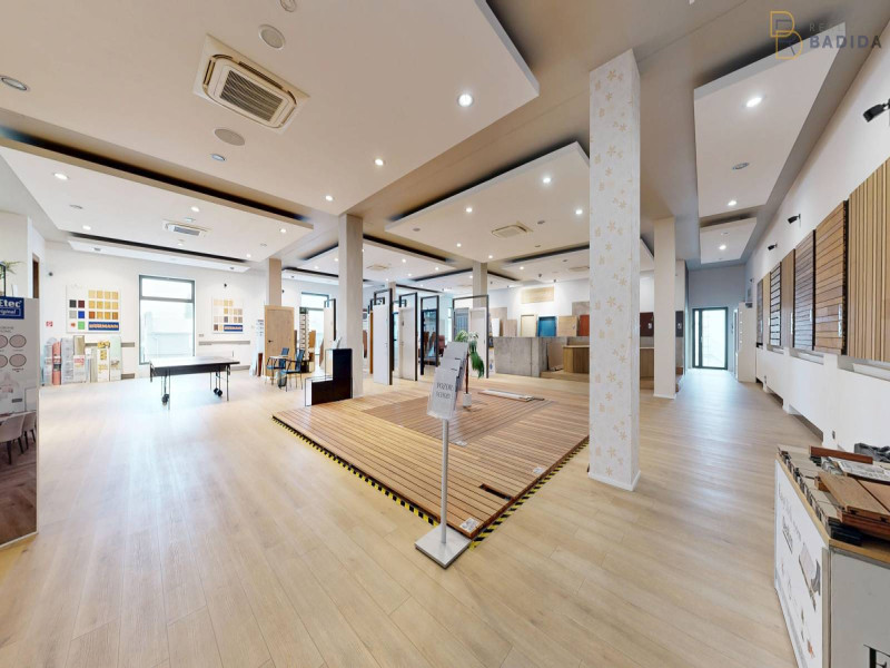 SHOWROOM - POSCHODIE