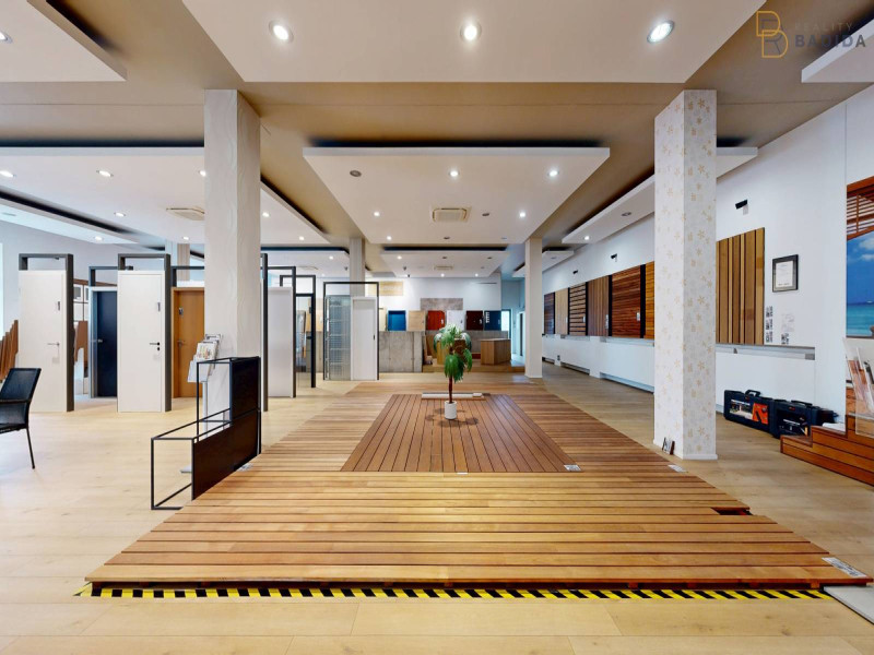 SHOWROOM - POSCHODIE