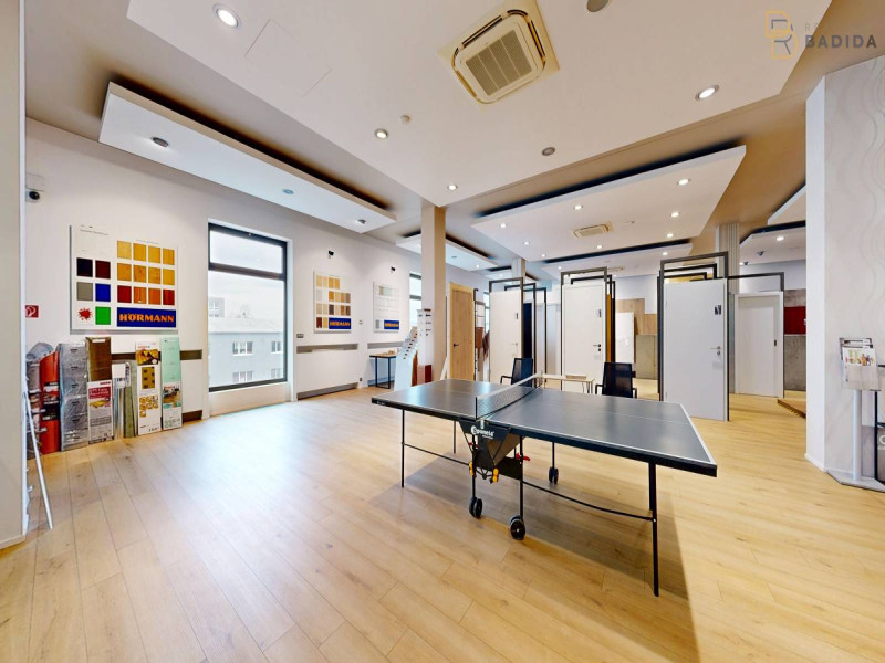 SHOWROOM - POSCHODIE
