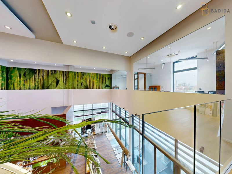 SHOWROOM - POSCHODIE