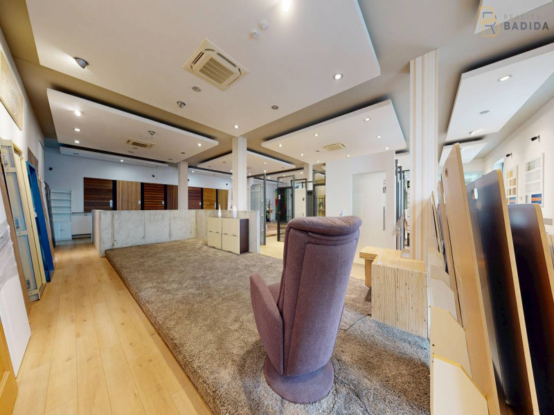 SHOWROOM - POSCHODIE