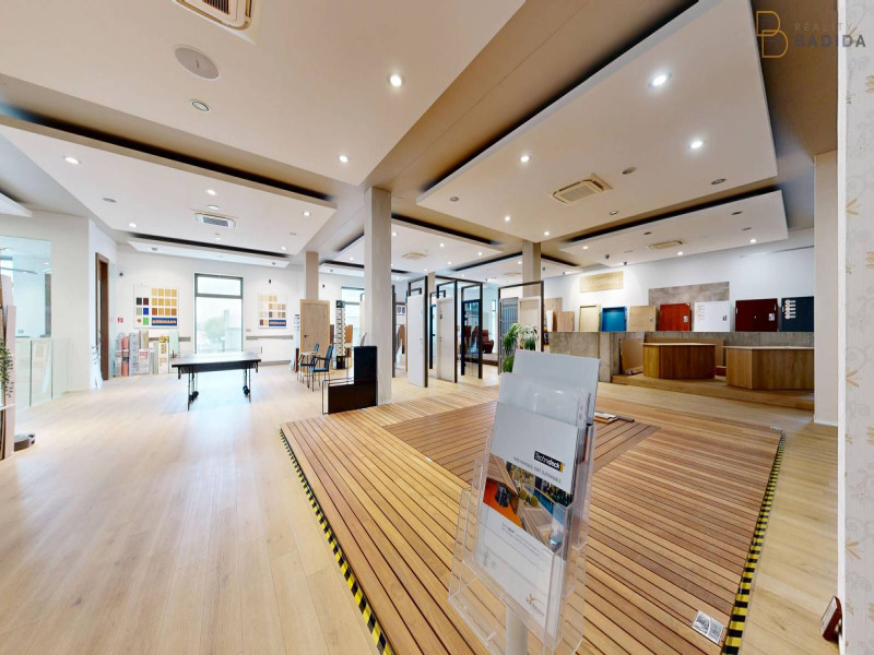 SHOWROOM - POSCHODIE