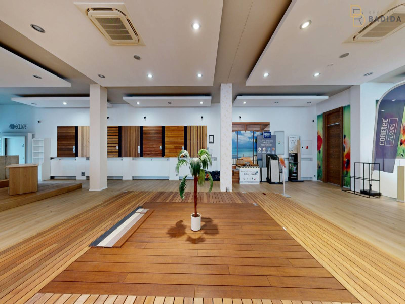 SHOWROOM - POSCHODIE