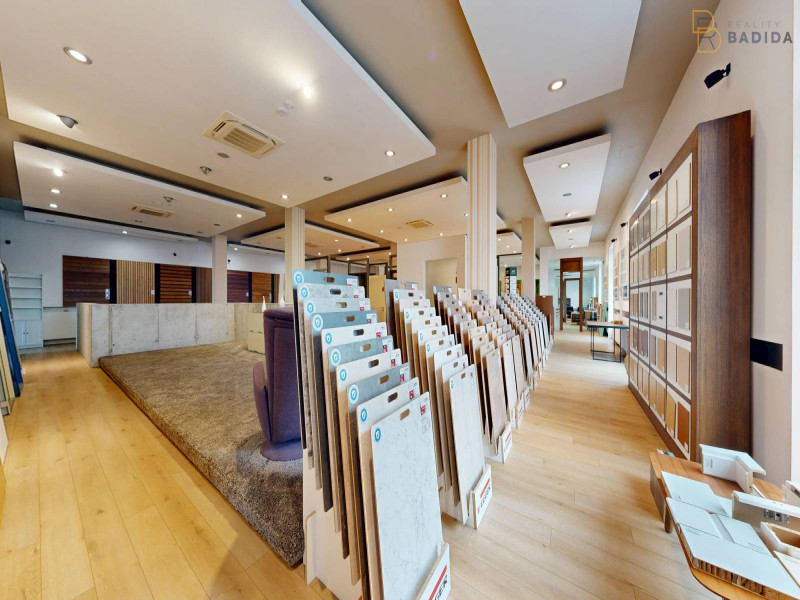 SHOWROOM - POSCHODIE