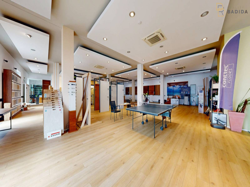 SHOWROOM - POSCHODIE