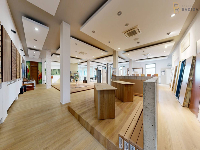 SHOWROOM - POSCHODIE
