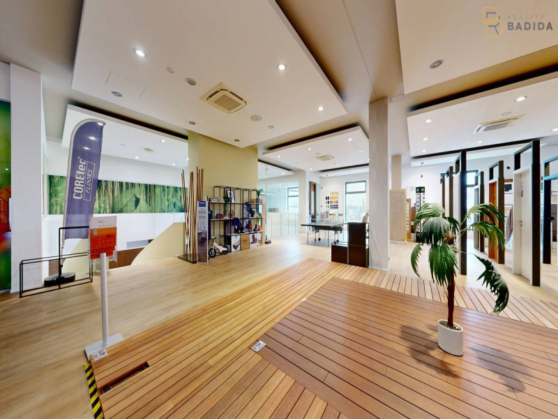 SHOWROOM - POSCHODIE