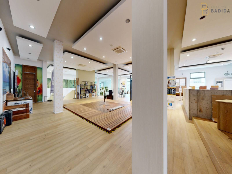 SHOWROOM - POSCHODIE