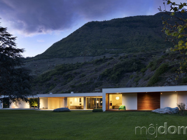 Prízemný rodinný dom s premysleným geometrickým členením v krásnom horskom údolí