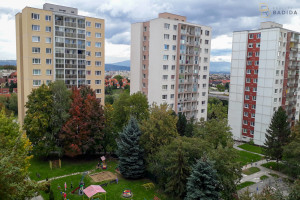 Na predaj SLNEČNÝ a priestranný (66m2), rekonštruovaný, 3 izbový byt, s presklenou LODŽIOU a pekným VÝHĽADOM zo 7.poschodia, s výbornými PARKOVACÍMI možnosťami, na ulici Cottbuská, sídlisko KVP, Košice 44