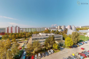 Na predaj SLNEČNÝ a priestranný (66m2), rekonštruovaný, 3 izbový byt, s presklenou LODŽIOU a pekným VÝHĽADOM zo 7.poschodia, s výbornými PARKOVACÍMI možnosťami, na ulici Cottbuská, sídlisko KVP, Košice 15