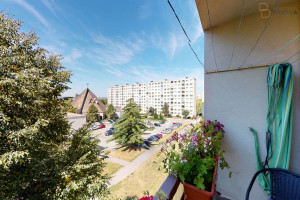 Čiastočne REKONŠTRUOVANÝ, 3 izbový (67m2) byt + LODŽIA, na 4. poschodí, s VÝHĽADOM do parku, s blízkosťou JAZERA na Polárnej ulici (pri Kostole), UPROSTRED sídl. Nad Jazerom, Košice 7