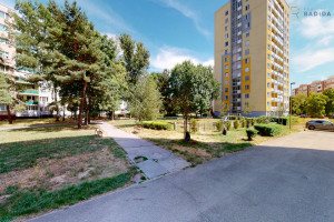 Čiastočne REKONŠTRUOVANÝ, 3 izbový (67m2) byt + LODŽIA, na 4. poschodí, s VÝHĽADOM do parku, s blízkosťou JAZERA na Polárnej ulici (pri Kostole), UPROSTRED sídl. Nad Jazerom, Košice 58